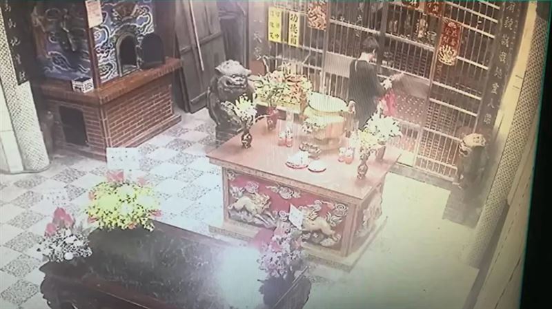 神明眼皮下行竊！男撬鐵門竊香油錢全被拍