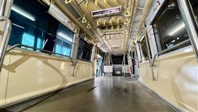 北捷改裝馬特拉車型  每列可多載20人台北捷運公司20日表示，已改裝3部馬特拉車型，將中間車廂除博愛座外的座椅全數拆除，每列車總載客數約可增加20人，並移除車門前的部分立柱，讓輪椅、行李箱及嬰兒車進出更便利。（台北捷運公司提供）中央社記者陳昱婷傳真   112年6月20日