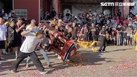 ▲今年2023年金門迎城隍盛況！神轎大力搖晃到地面了。（圖／寶島神很大）