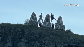 澎湖花火節遊客亂象！爬鷹架、三仙塔挨轟