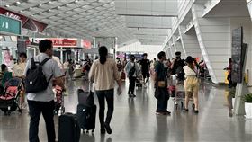 桃園機場各方面已陸續恢復至疫前8成水準交通部次長祁文中21日表示，桃園國際機場航線、航班及服務設施陸續恢復至COVID-19疫情前的2019年約8成左右，乘載率達8成以上，相較亞洲地區其他國際機場，桃機恢復力道強勁，期許旅運量能早日恢復疫情前水準。（桃園國際機場公司提供）中央社記者吳睿騏桃園機場傳真  112年6月21日