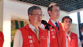 私大學費補助3配套  陳建仁：規劃高中職學費免費繼副總統賴清德提出私立大學學費補助政策，行政院長陳建仁（左）21日宣布規劃3配套，分別是擴大公私立大專弱勢的補助方案、高中職學費全面免費、學貸延長。中央社記者王鴻國攝  112年6月21日