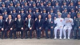 空官女學生擊落軍帽（圖／翻攝畫面）