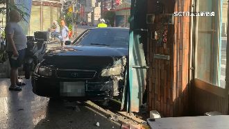 2車路口撞！黑車撞早餐店　白車衝人行道
