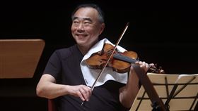 台北大師星秀音樂節彩排（2）2022台北大師星秀音樂節（TMAF）記者會9日在國家音樂廳舉辦，其中「大師巨星音樂會」晚間登場，由全體師資組成不同的室內樂組合，展現室內樂親密、精緻的魅力，音樂節創辦人、小提琴家林昭亮（圖）進行彩排，展現琴技。中央社記者吳家昇攝　111年8月9日