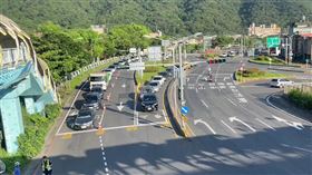 端午節連續假期首日，蘇花改蘇澳入口端南下往花蓮方向今天（22日）清晨5時起開始湧現車潮，車流停等尾端已至蘇澳軍人公墓前（約2.5公里），平均車速僅約30公里，警方預估中午過後車流才會逐漸紓緩。