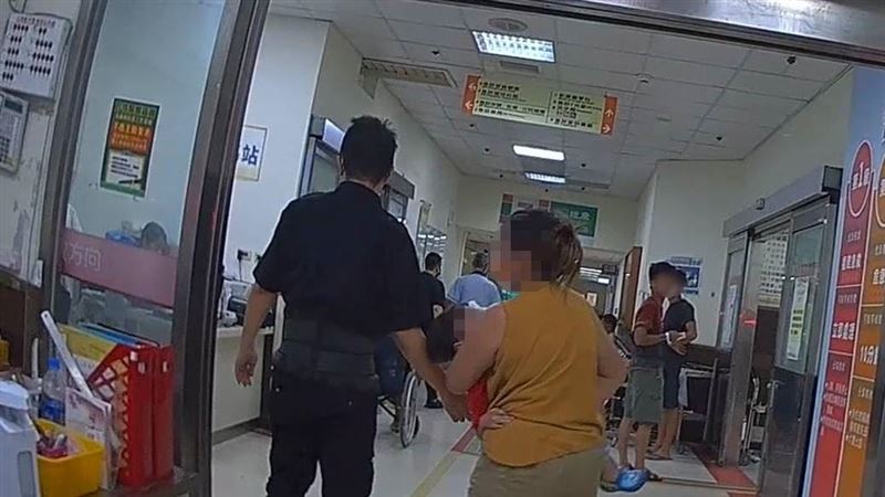 3歲童門口玩耍被撞暈　暖警1舉動救了他