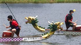 端午節各地高溫悶熱（1）中央氣象局表示，3日各地大多為多雲到晴天氣，白天各地高溫約攝氏32至34度，局部地區有機會再高一些，天氣悶熱。圖為新北市議長盃龍舟錦標賽參賽隊伍上午在微風運河練習備賽。中央社記者吳家昇攝  111年6月3日