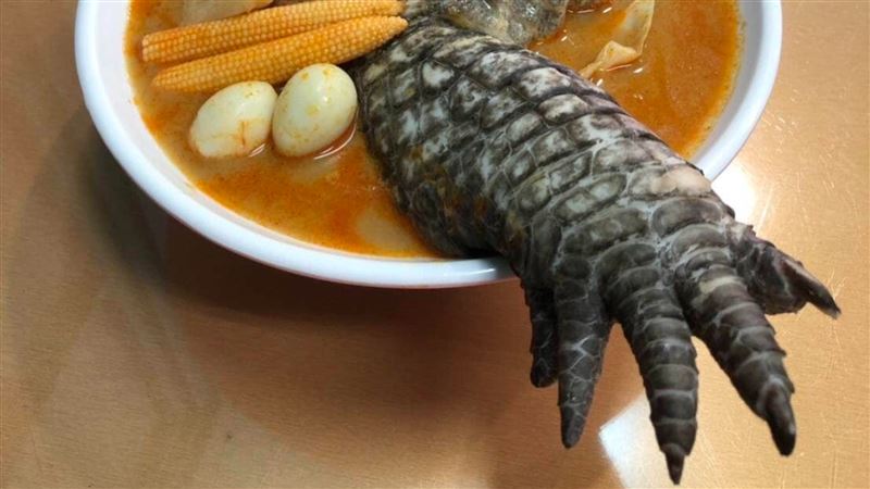 鱷魚腳爬出湯外...酷斯拉限定拉麵網驚呆