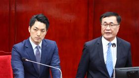 蔣萬安到市議會接受市政總質詢（3）台北市長蔣萬安（中）30日到台北市議會接受市政總質詢，面對議員提問市政相關議題，副市長李四川（右）及林奕華（左）在一旁協助答詢。中央社記者王騰毅攝  112年5月30日