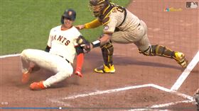 ▲桑契斯（Gary Sanchez）被判阻擋跑壘，總教練梅爾文（Bob Melvin）不滿遭驅逐。（圖／翻攝自MLB官網）