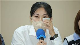 陳芳盈由國民黨台北市議員王欣儀、楊植斗及桃園市議員朱珍瑤，張碩芳陪同，北上赴台北市議會召開「三問朱凱翔」記者會，淚控遭朱凱翔性騷擾。（圖／記者楊澍攝影）
