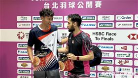 台灣男單新星蘇力揚(左)擊敗印度好手卡夏普（Parupalli Kashyap）。（圖／記者蔡厚瑄攝影）