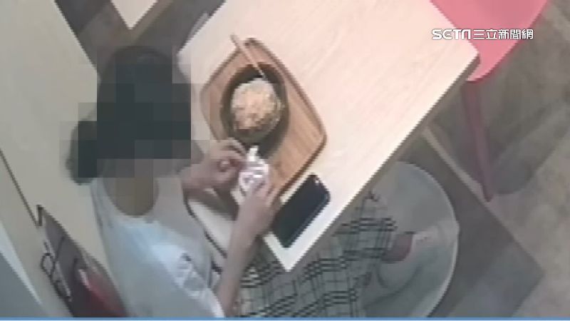 雪花冰裡有蟲！調監視器…竟是客人放的