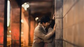 桃園已婚蔡姓男子外遇一名開養生館的女子，不僅時常夜不歸家，今年1月還帶小三到越南玩樂，蔡妻取得丈夫和小三的對話紀錄後，對丈夫提告求償200萬元撫慰金，經桃園地院審理，判蔡男賠償妻子30萬元。可上訴。