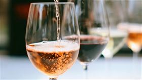 新北市賴姓男子與友人在住處喝酒時找來4名傳播妹助興，賴男卻在酒裡偷加號稱會淪為「性奴隸」的情趣藥水，趁傳播妹喝下昏睡之際，與2名友人分別輪姦傳播妹，因其中一名被害女子突然驚醒，且發覺自己正被侵犯，當場報警並提告。賴男等3人分別賠償被害女子15至36萬談成和解，二審賴男被依以藥劑犯強制性交罪等罪，處4年10月徒刑，另2名友人皆依乘機性交罪處2年徒刑，緩刑5年。