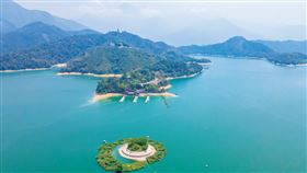 過往抽蓄發電利用半夜離峰電力抽水填滿日月潭，中午開始放水供應尖峰用電，因此中午前的日月潭最滿最美，但如今因有白天旺盛太陽光電，中午新增一次抽水，傍晚前還可以再看到一次日月潭滿水美景。（圖／台電提供）