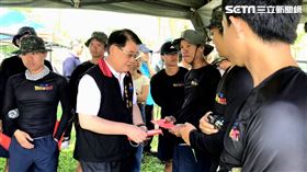 連假高溫炎熱！花警長路口為員警打氣　端午情深意粽（警方提供）