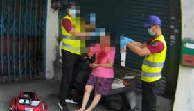 老伴跌倒送醫急救　中壢警陪伴照護中風翁（圖／桃園電子報）