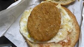 近日有名網友上傳了一張早餐店要價70元漢堡的照片。（圖／翻攝自臉書爆廢公社二館）