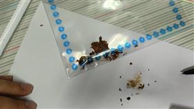 淡水區清水祖師廟昨天（22日）晚間舉辦遶境暗訪活動，一名吳姓男子（22歲）在巷內抽K菸，警方見狀對其盤查，男子竟一口將整隻K菸吞進口中規避查緝，他不願意承認還大聲叫囂，後來又趁亂把K菸吐在地上，警方立即查扣物證並將吳男帶回偵辦。