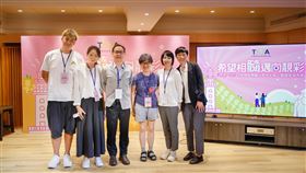 病友怡芬（左岸）、林口長庚紀念醫院神經內科部部主任羅榮昇等人分享心路歷程與合影。（圖／台灣神經免疫疾病協會提供）