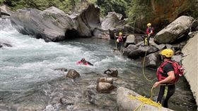 新北市烏來區南勢溪流域日前（4日）發生男子泛舟落水失蹤事件，警消人員搜索多日未果，事發至今已過去19天，失蹤林姓男子家屬甚至發布10萬元懸賞找人，昨晚有民眾報警指出，在南勢溪14.5K處附近聞到屍臭味，警消人員今早前往查看，發現一具男子遺體卡在石縫中，但死者身分仍有待釐清。