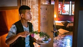 阿倉手機直播撞命案現場。（圖／華影提供）