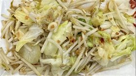 有網友在「Dcard」發文提問，為何鐵板燒的青菜都是「豆芽菜、高麗菜」，夜市的、店面的，吃過好幾間都是這兩樣青菜，上千元的鐵板燒青菜是不是也是高麗菜跟豆芽菜？這則PO文引起不少網友關注，也出現鐵板燒前店員、老闆為原PO解惑。