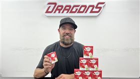 ▲味全新洋投錡龍（Mitchell Lambson）已抵台。（圖／味全龍球團提供）