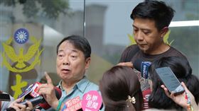  廖峻 、錦德現身警察局提告網紅伊妍。（圖／記者楊澍攝影）