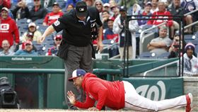 ▲國民教頭馬丁尼茲（Dave Martinez）因不滿好球帶，趴在地上和主審抗議。（圖／路透社／達志影像）