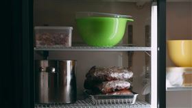 南韓一名女子因家裡經濟狀況差，養不起小孩，狠心把2名剛出生的嬰兒殺害，還將嬰兒的屍體存放在家中的冰箱內，女子因未幫孩子登記、報戶口，社工上門訪查察覺異狀才揭發此事，南韓警方已依殺嬰罪將她逮捕。