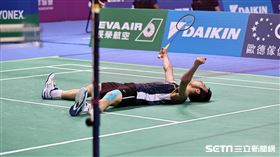 ▲2023台北羽球公開賽，王子維擊敗林俊易後倒地振臂。（圖／記者劉彥池攝影）