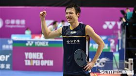 ▲2023台北羽球公開賽，王子維擊敗林俊易後倒地振臂。（圖／記者劉彥池攝影）