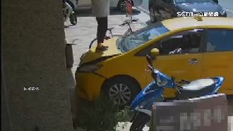 引擎蓋撞凹翹起　小黃駕駛用跳的踩平