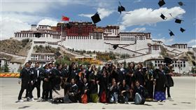 中國：大學生就業及企業招聘難題同時存在中國國家統計局發言人傅凌暉16日說，中國就業狀況整體改善，但大學畢業生就業難，和企業難招工的問題並存。圖為6月一群畢業生在西藏拉薩的布達拉宮前合影。（中新社提供）中央社  110年6月16日