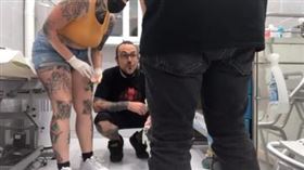 他把GG上鎖（圖／翻攝自抖音）