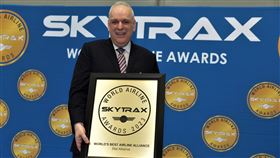 ▲星空聯盟在今年度SKYTRAX世界航空公司評比中再次榮獲「全球最佳航空聯盟」(World’s Best Airline Alliance)大獎，聯盟著名的洛杉磯機場貴賓室也連續第七年維持其「全球最佳聯盟貴賓室」(World’s Best Airline Alliance Lounge)的地位，頒獎典禮於巴黎國際航空展上舉行，由星空聯盟執行長Theo Panagiotoulia（圖／長榮航空提供）