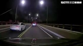 北市簡男駕駛賓士轎車行經馬槽橋時逆向超車撞上BMW轎車。（圖／翻攝畫面）
