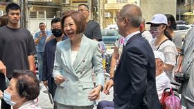 ▲于美人（中）今日出席萬華區青年公園旁的診所開幕，除致詞外也與當地民眾搏感情。（圖／記者簡浩正攝影）