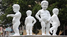 嘉義市東門圓環整修　重塑尿尿小童（1）嘉義市東門圓環最近由市府完成整修，並重塑4尊尿尿小童。與第一代外國小孩臉龐不同，新版尿尿小童面容較像「台灣囝仔」。中央社記者江俊亮攝　106年10月5日
