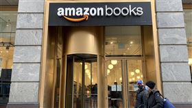 亞馬遜宣布股票分割  22年來首次電子商務巨擘亞馬遜9日宣布董事會批准22年來首次股票分割，並斥資多達100億美元回購股票。圖為紐約曼哈頓中城亞馬遜書店外觀。中央社記者尹俊傑紐約攝  111年3月10日
