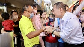侯友宜參拜新竹城隍廟。(圖/侯友宜競選工作室提供)