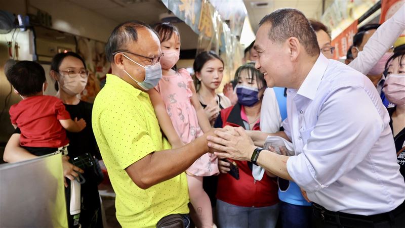 侯友宜城隍廟拜票　他：我的孩子交給你了