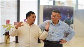 柯文哲到彰化美術館看展。(圖/民眾黨提供)