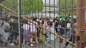 五月天在武漢開唱，黃牛囂張到直接帶人闖入會場。（圖／翻攝自微博）