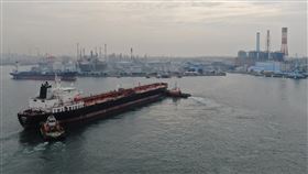 中油查德礦區首船原油運回台灣（2）中油在查德礦區採出的第一船原油11月底運返，船隻進入高雄港，為台灣、中油寫出歷史新頁。中央社記者吳家昇攝  109年12月1日