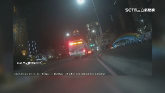 疑「未保持安全距離」碰撞　公車險輾騎士