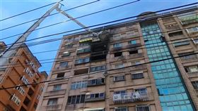 竹北大樓氣爆  消防局：瓦斯異常高壓接頭掉釀禍新竹縣竹北市一處社區大樓24日發生瓦斯氣爆事故，消防局表示，經初步勘驗發現，瓦斯站因異常高壓，導致管線接頭脫落造成瓦斯外洩釀禍。（讀者提供）中央社記者郭宣(文三)傳真  112年6月24日